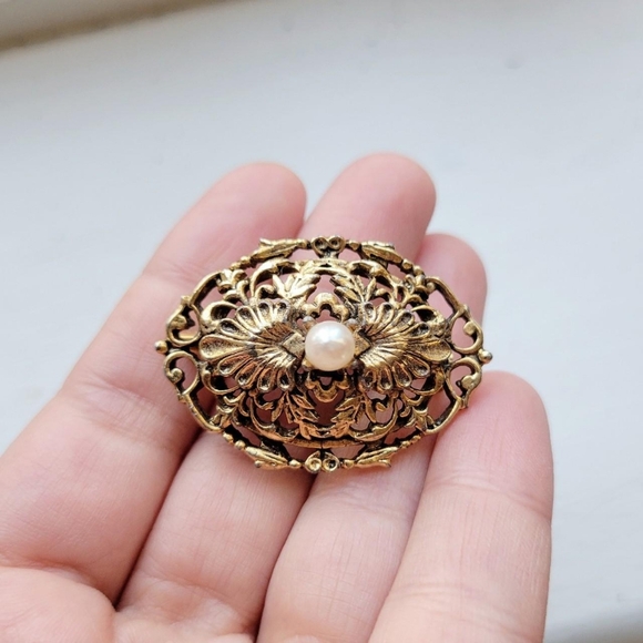 Vintage Gold Victorian Style Ornate Faux Pearl Oval Filigree Lapel Boucher Pin - Picture 1 of 7